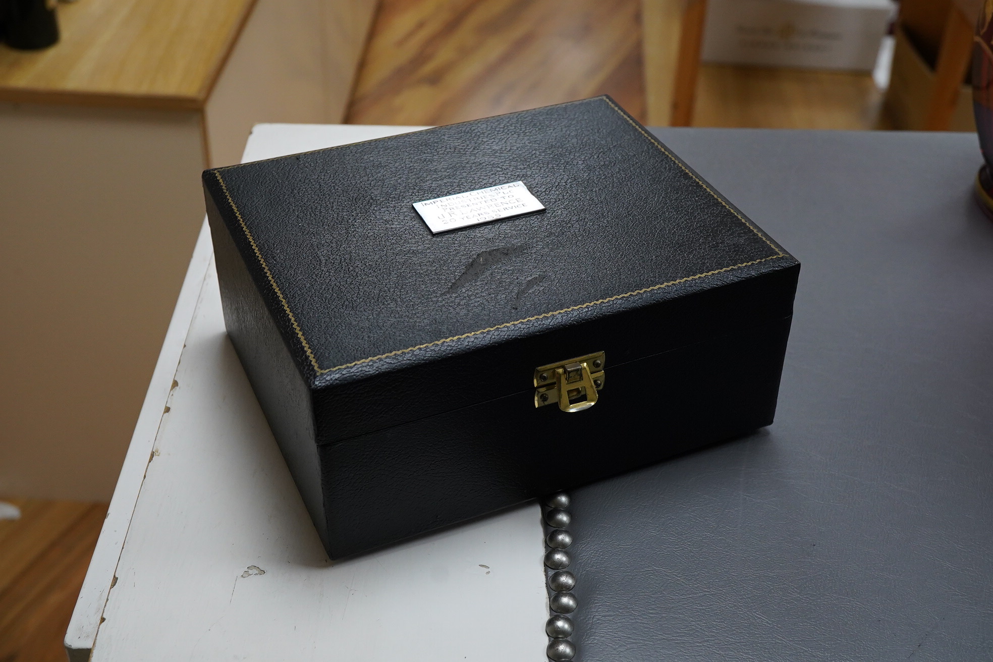 A cased pair of silver pedestal goblets, by Parkinson Silversmiths Ltd, Sheffield, 1984, height 10.6cm, 5.5oz, the case with engraved presentation plaque.